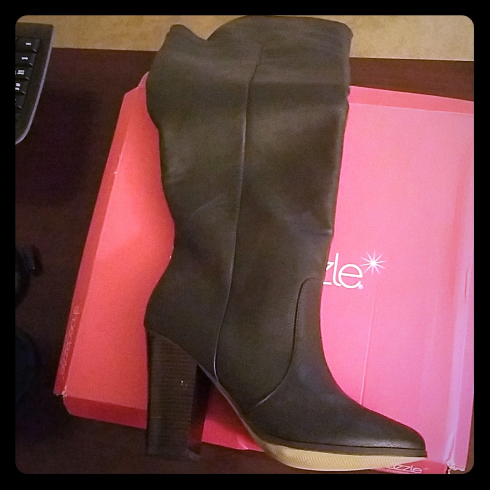 Shoedazzle black boots